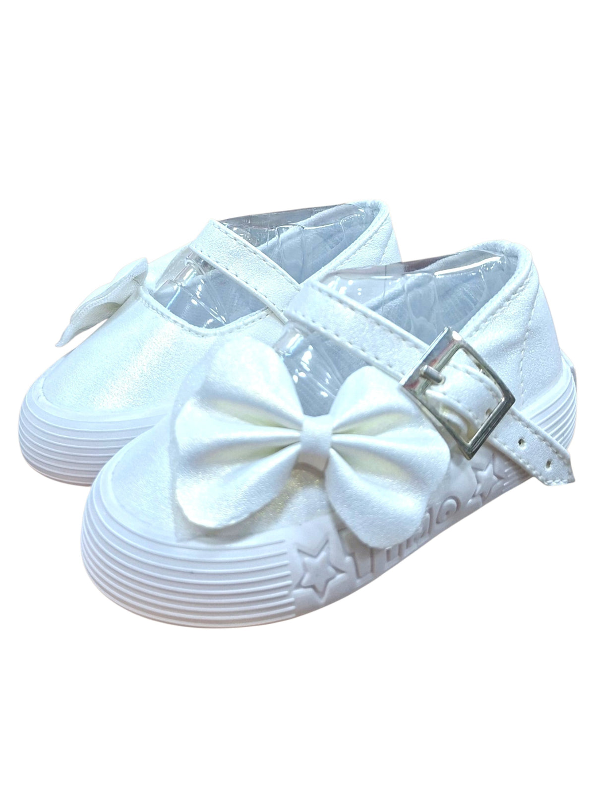 Zapatos tipo bailarina Calzakids Moritas en blanco brillante con lazo frontal, correa ajustable y suela con estrellas.