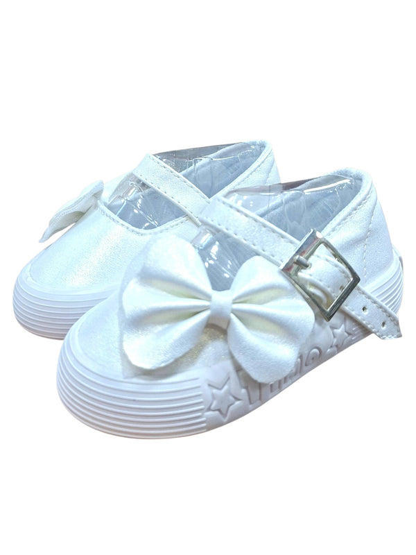 Zapatos tipo bailarina Calzakids Moritas en blanco brillante con lazo frontal, correa ajustable y suela con estrellas.