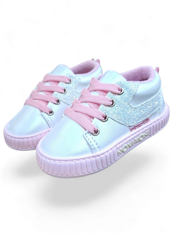 Tenis casuales Calzakids Moritas en blanco perlado con detalles brillantes y cordones en rosa suave para niña.