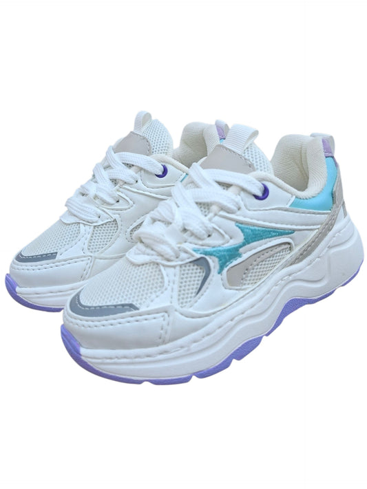 Tenis deportivos Calzakids Moritas blancos con plataforma, detalles en azul y violeta, malla transpirable y cordones.