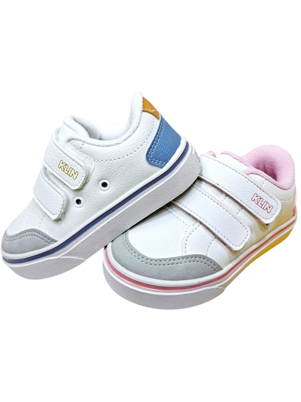 Tenis infantiles tipo skate Calzakids Moritas en color blanco con detalles en gris, azul y rosa con cierre de velcro