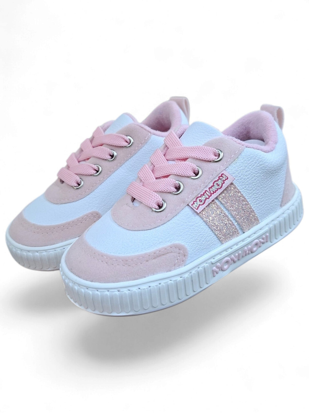 Tenis casuales para niña Calzakids Moritas en blanco y rosa con detalles de gamuza, glitter y suela de goma resistente.