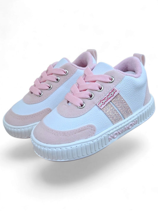 Tenis casuales para niña Calzakids Moritas en blanco y rosa con detalles de gamuza, glitter y suela de goma resistente.