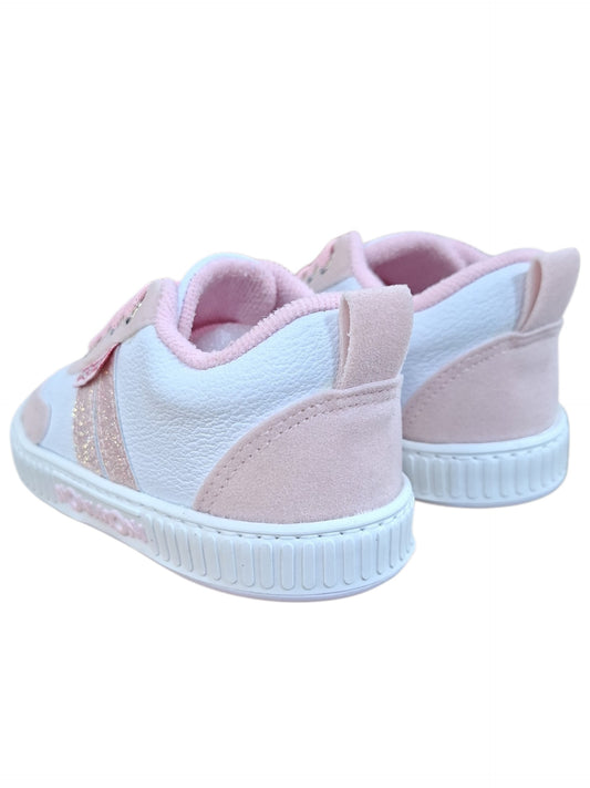Tenis casuales para niña Calzakids Moritas en blanco y rosa con detalles de gamuza y acabado brillante.