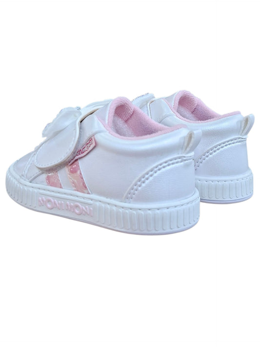 Tenis casuales Calzakids Moritas para niña en blanco perlado con detalles en rosa, lazo frontal y cierre de velcro.
