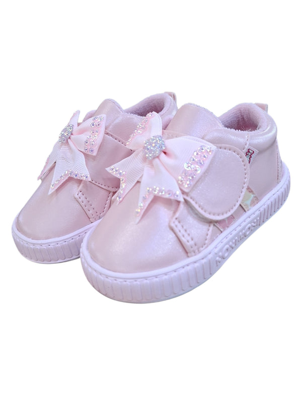 Tenis casuales Calzakids Moritas para niña en color rosa pastel brillante con lazo decorativo y cierre de velcro.