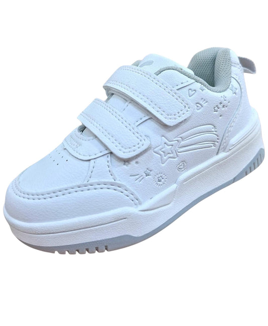 Zapatillas escolares blancas Calzakids Moritas con cierre de velcro y detalles de estrellas grabadas en el lateral