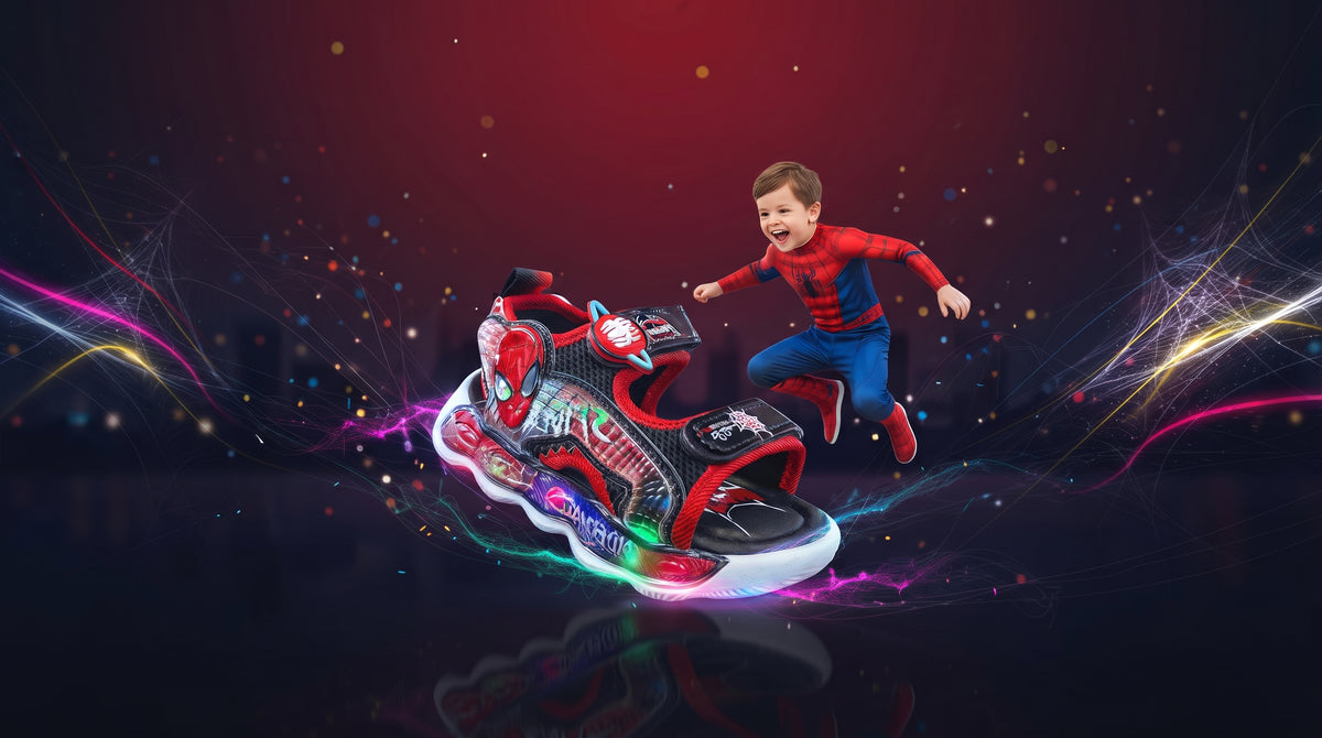 Niño con outfit de superhéroe saltando junto a una sandalia deportiva gigante Spider-Man con luces LED